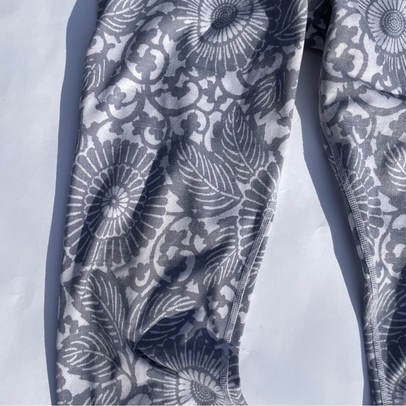 Lululemon Wunder Under Crop Legging Fossil Grey Beachy Floral w white Rare 6 - Picture 10 of 10